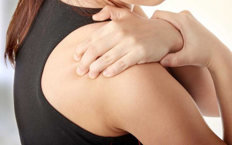 dolor debajo del omóplato desde la espalda